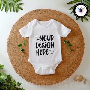 Mockup di body per neonati bianco, Mockup di body per neonati bianco, Mockup di body bianco, Mock up in jersey per bambini, Pelli di coniglio bianco 4424, Canva Ready