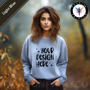Jasnoniebieski Gildan18000 Mockup, Jesienna jasnoniebieska bluza z okrągłym dekoltem, Jesienny jasnoniebieski sweter Gildan18000, Printify Canva Ready