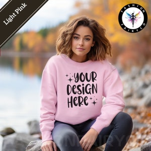 Jasnoróżowy Gildan18000 Mockup, Jesienna jasnoróżowa bluza z okrągłym dekoltem, Jesienny jasnoróżowy sweter Gildan18000, Printify Canva Ready