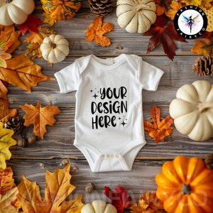 Białe body niemowlęce jesienne mockup, białe body niemowlęce mockup, białe body mockup, dziecięce koszulki mockup, białe królicze skórki 4424