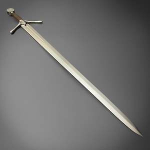 Op de afbeelding: Een lang, zilveren zwaard met een gepolijst lemmet en een bruin handvat. Het zwaard heeft een pareerstang en een afgeronde pommel. Het lemmet is schuin en het ontwerp suggereert een middeleeuws of fantasiethema.