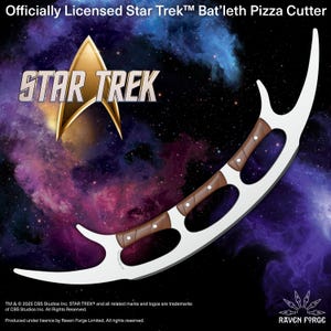Könnte beinhalten: Offiziell lizenzierter Star Trek Bat'leth Pizzaschneider. Die weiße Klinge hat ein gebogenes Design mit einem braunen Griff. Das Star Trek-Logo ist im Hintergrund sichtbar. Der Text "Officially Licensed Star Trek Bat'leth Pizza Cutter" steht oben.