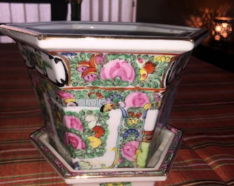Schöner asiatischer Blumentopf