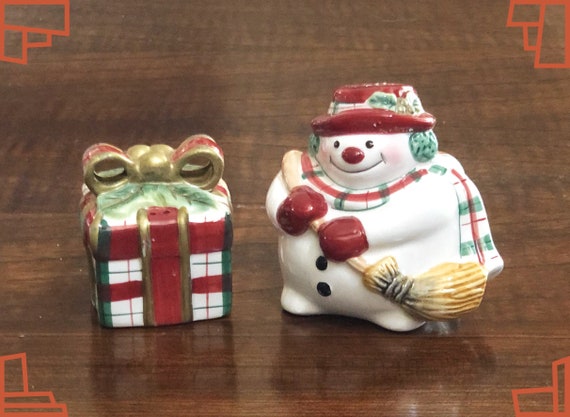 Pair of Mismatched Fitz and Floyd Santas from the1980s Vintage Santa Claus Salt and Pepper Shakers Christmas Salt and Pepper Shakers