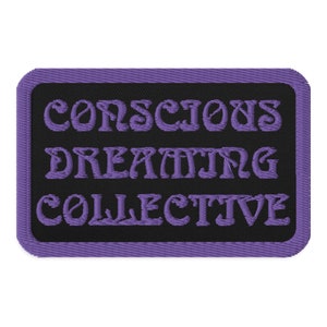 以下が含まれることがあります： 黒い背景に「Conscious Dreaming Collective」という文字が刺繍された紫色のパッチ