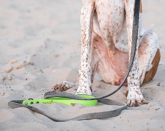 Durable leash for walks on the beach, forest or city. Tenacious and super strong leash that is not afraid of dirt and water