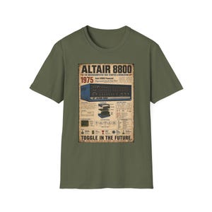 Może przedstawiać: Oliwkowozielony t-shirt z nadrukiem graficznym mikrokomputera Altair 8800. Projekt zawiera schematy techniczne, tekst "ALTAIR 8800", "1975", "Intel 8080 Powered" oraz "TOGGLE IN THE FUTURE", a także różne małe ikony i etykiety informacyjne.