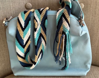 Leather purse with wayuu strap. Bolso de cuero con correa wayuu. H0