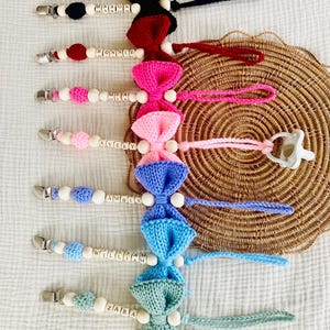おしゃぶりクリップ、ニットの蝶ネクタイのおしゃぶりホルダー、かわいいベビーシャワーギフト、新生児の必需品、おむつバッグに必須のアイテム、おしゃぶりアタッチメントチェーン