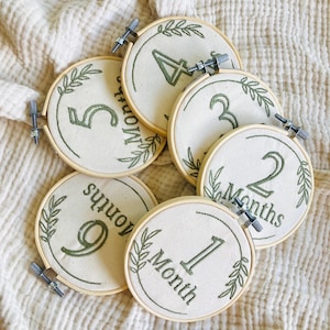 Coffret cadeau baby shower, indispensables pour la première année de bébé, cartes jalons mensuels personnalisées, accessoires bébé en bois naturel, créoles jalon bohèmes