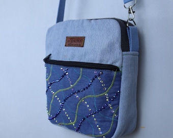 Upcycled denim crossbodytas: handgemaakte patchwork portemonnee met kristallen