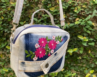 Återvunnen denim axelväska: Handgjord broderad blommig lapptäcke