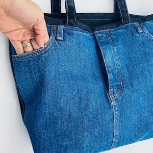 Recycled Denim Tote / Blaue und dunkelgraue Jeanstasche / Versandfertig für den täglichen Gebrauch.