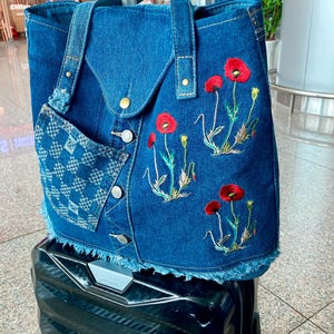 Recycelte Jeans-Tasche / Handgemachte Upcycled-Taschen / Versandfertige Taschen / Bestickte Jeans-Tasche von Grund auf.