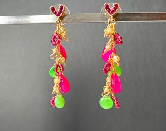 Boucles d'oreilles en grappes de pierres précieuses en or, boucles d'oreilles en calcédoine rose vif, boucles d'oreilles en forme de coeur pendantes, bijoux en perles colorées, cadeaux d'anniversaire amusants pour femmes