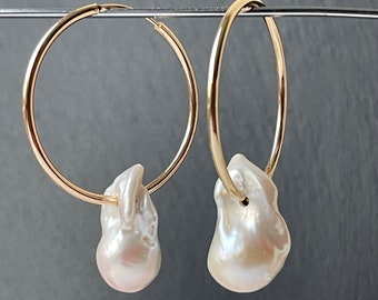 Grandes créoles en or avec perle, pendants d'oreilles baroques en perles, boucles d'oreilles en perles, cadeaux tendance pour maman, bijoux en perles d'eau douce
