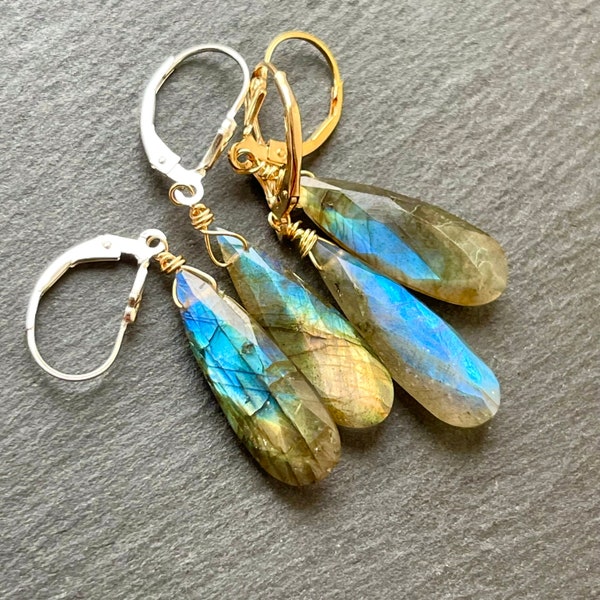 Boucles d'oreilles longues en pierres précieuses dorées, boucles d'oreilles bleues en labradorite, boucles d'oreilles à levier en argent sterling, bijoux OOAK, cadeaux uniques pour petite amie