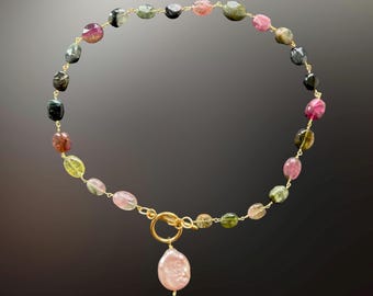 Rosenkranz mit mehreren Turmalien, feine Goldkette, handgefertigter Schmuck, auffälliges Edelstein-Choker, Anhänger aus rosa Perle, bedeutungsvolle Geschenke