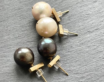 Boucles d'oreilles en perles blanches avec barre, bijoux en perles noires, boucles d'oreilles minimalistes, boucles d'oreilles en perles d'eau douce dorées, idées cadeaux tendance