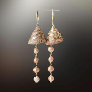 Pendientes de concha marina real dorados, colgante de perla color melocotón, regalo para amantes de la playa para mujeres, joyería inspirada en el océano, declaración de verano, concha en espiral, grande