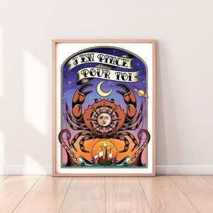 Peut inclure: Une illustration de style vintage d'un crabe avec une boussole sur le dos. Le crabe est entouré d'un fond violet, bleu et rose avec des étoiles et une lune croissante. Le texte "J'en pince pour toi" est écrit dans une bannière au-dessus du crabe.