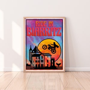 Peut inclure: Une affiche de style vintage avec un fond psychédélique représentant une silhouette d'une personne conduisant une moto au-dessus d'une maison avec un coucher de soleil et une queue de baleine en arrière-plan. Le texte "RIDE IN BIARRITZ" est en grandes lettres rouges et audacieuses.