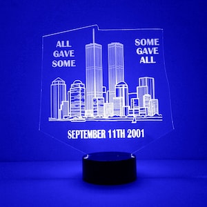 Nattlampa med Twin Towers, personlig gratis, LED-nattlampa, med fjärrkontroll, graverad present, 16 färgbyten