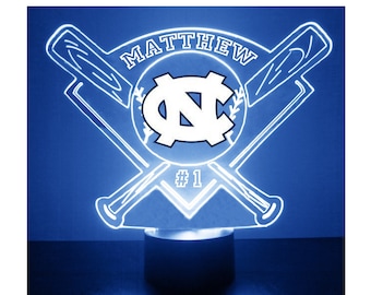 Luminária personalizada para fãs de esportes da Carolina do Norte, inspirada no time Tar Heels, com tema de beisebol universitário. Gravada e ideal para presentear fãs. Produto universitário oficialmente licenciado.