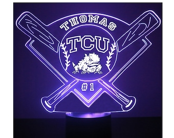 Luminária personalizada para fãs de esportes, com o logo dos Horned Frogs da TCU, ideal para torcedores de beisebol universitário. Gravada e perfeita para presentear fãs da TCU. Produto universitário oficialmente licenciado.