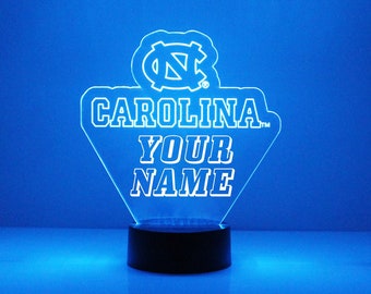 Luminária personalizada para fãs de esportes da Carolina do Norte, com o logotipo da universidade gravado. Presente ideal para torcedores. Produto universitário oficialmente licenciado.