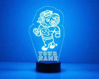 Luminária personalizada para fãs de esportes da Carolina do Norte, com o logotipo da universidade gravado. Presente ideal para torcedores. Produto universitário oficialmente licenciado.
