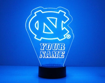 Luminária personalizada para fãs de esportes da Carolina do Norte, com o logotipo da universidade gravado. Presente ideal para torcedores. Produto universitário oficialmente licenciado.