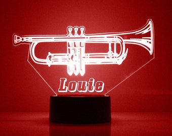 Puede incluir: Luz nocturna de trompeta blanca iluminada con el nombre "Louie" en la base.