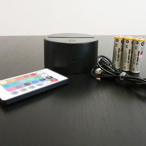 Pu&ograve; includere: Una base rotonda nera con un cavo USB e un telecomando con 16 pulsanti colorati. Sono incluse quattro batterie alcaline AA.