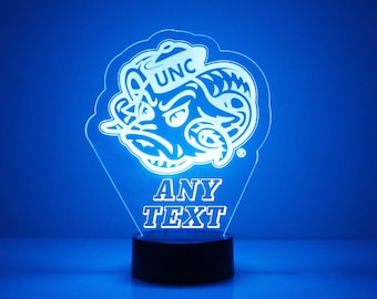 Luminária personalizada para fãs de esportes da Carolina do Norte, com o logotipo da universidade gravado. Presente ideal para torcedores. Produto universitário oficialmente licenciado.