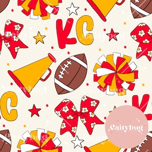 Könnte beinhalten: Ein sich wiederholendes Muster mit Footballs, Pompons, Schleifen, Sternen und den Buchstaben "KC" in Rot und Gelb auf cremefarbenem Hintergrund. Die Schleifen haben weiße Blumendetails, und die Pompons sind rot, gelb und weiß.