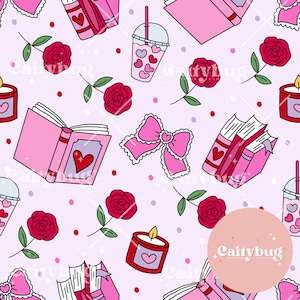 Op de afbeelding: Een naadloos patroon met roze boeken, rozen, strikken, kaarsen en drankjes met hartvormige details op een lichtroze achtergrond. Het ontwerp bevat rode harten en kleine roze en rode stippen.