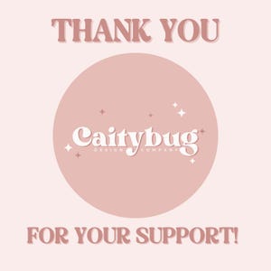 Op de afbeelding: Een roze afbeelding met de woorden "THANK YOU" en "FOR YOUR SUPPORT!" in een schreeflettertype. Een roze cirkel in het midden bevat de witte tekst "Caitybug DESIGN COMPANY" met steraccenten. De achtergrond is lichtroze.