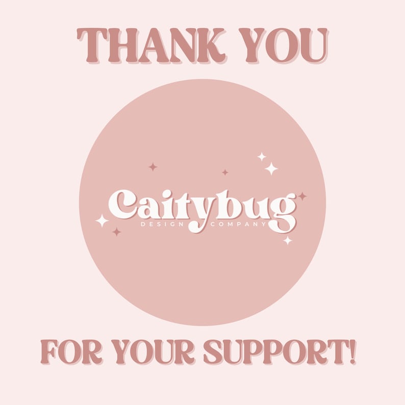 Op de afbeelding: Een roze afbeelding met de woorden "THANK YOU" en "FOR YOUR SUPPORT!" in een schreeflettertype. Een roze cirkel in het midden bevat de witte tekst "Caitybug DESIGN COMPANY" met steraccenten. De achtergrond is lichtroze.