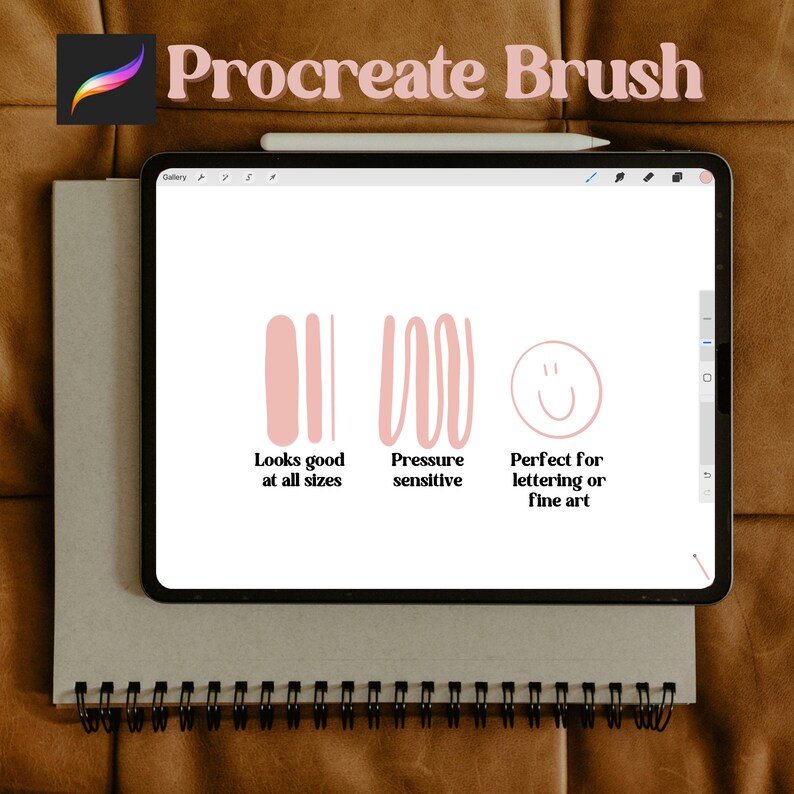 Op de afbeelding: Een digitale tablet met een Procreate Brush-demonstratie. Het scherm toont roze penseelstreken en de tekst "Looks good at all sizes", "Pressure sensitive" en "Perfect for lettering or fine art". Een stylus ligt erop.
