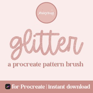 Könnte beinhalten: Ein digitales Grafikdesign in Rosa mit dem Wort "glitter" in einem glitzernden Roségold-Schriftzug. Darunter steht "a procreate pattern brush". Oben befindet sich ein kleiner Kreis mit dem Text "Caitybug". Unten steht "for Procreate | instant download".