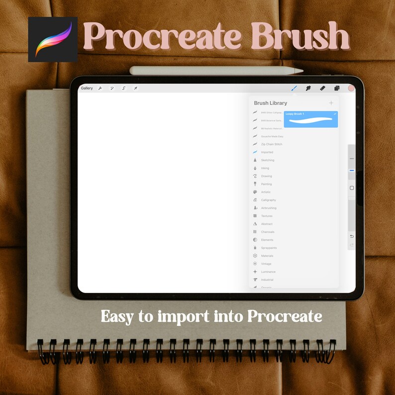 Op de afbeelding: Een digitale kunstopstelling met een iPad die een Procreate Brush-bibliotheek weergeeft. Het scherm toont een penseelselectie met een blauwe markering. Een stylus ligt erop. De tekst "Procreate Brush" en "Easy to import into Procreate" zijn zichtbaar.