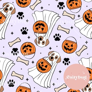 Puede incluir: Patrón repetitivo con un perro disfrazado de fantasma, sosteniendo un cubo de calabaza de Halloween. El diseño incluye huellas de patas, huesos y estrellas sobre un fondo lila claro. La imagen tiene un tema de Halloween.