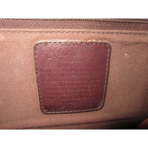 Pu&ograve; includere: Un'etichetta in pelle marrone con il testo "La pelle che utilizziamo &egrave; conciata naturalmente e quindi pu&ograve; variare da lotto a lotto. Ogni pezzo ha la sua bellezza naturale, la sua texture e il suo carattere, il che rende ogni borsa unica." e il numero "No. 75282"