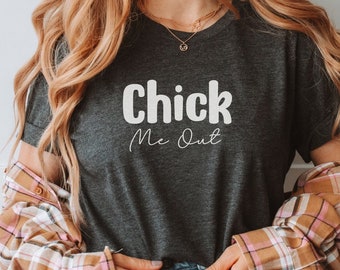 Chick Me Out | Koszulka unisex, koszulka Chick Me Out Funny Pun, luźna damska koszulka wielkanocna, słodka koszulka ze zwierzęciem gospodarskim, prezent dla miłośników kurczaków