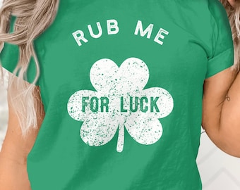 Grappig St. Patrick's Day-T-shirt: Rub Me For Luck Shamrock Tee