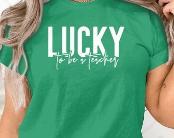 Gelukkig om een leraar T-shirt te zijn, opvoeder waardering grafisch t-shirt, St. Patrick's Day t-shirt, schoolpersoneel cadeau idee