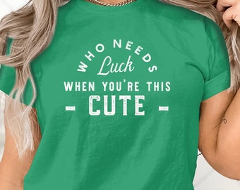 Wie heeft geluk nodig als je dit schattige, schattige grafische T-shirt bent, grillig leuk tekstontwerp, casual fashion top, St. Patrick's Day T-shirt