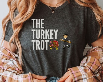 De Turkije Trot - Pilgrim met Turkije Shirt, Thanksgiving T-shirt, Fall Vibes, Turkije Shirt, Thanksgiving Family Shirts | Unisex-T-shirt