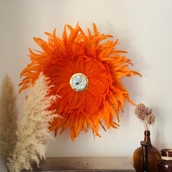 JUJUHAT « SEVENTIES » en plumes oranges et son miroir en laiton doré